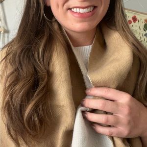 Reversable Scarf/Shawl Reversible Beige & Cream *NEW WITH TAGS*